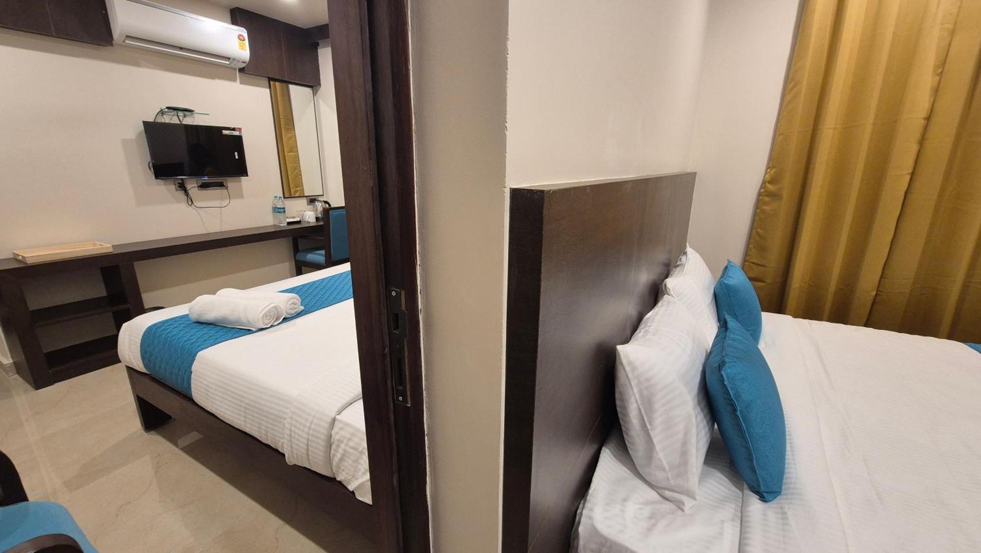 Hotel Janas ตีรูปาติ ภายนอก รูปภาพ