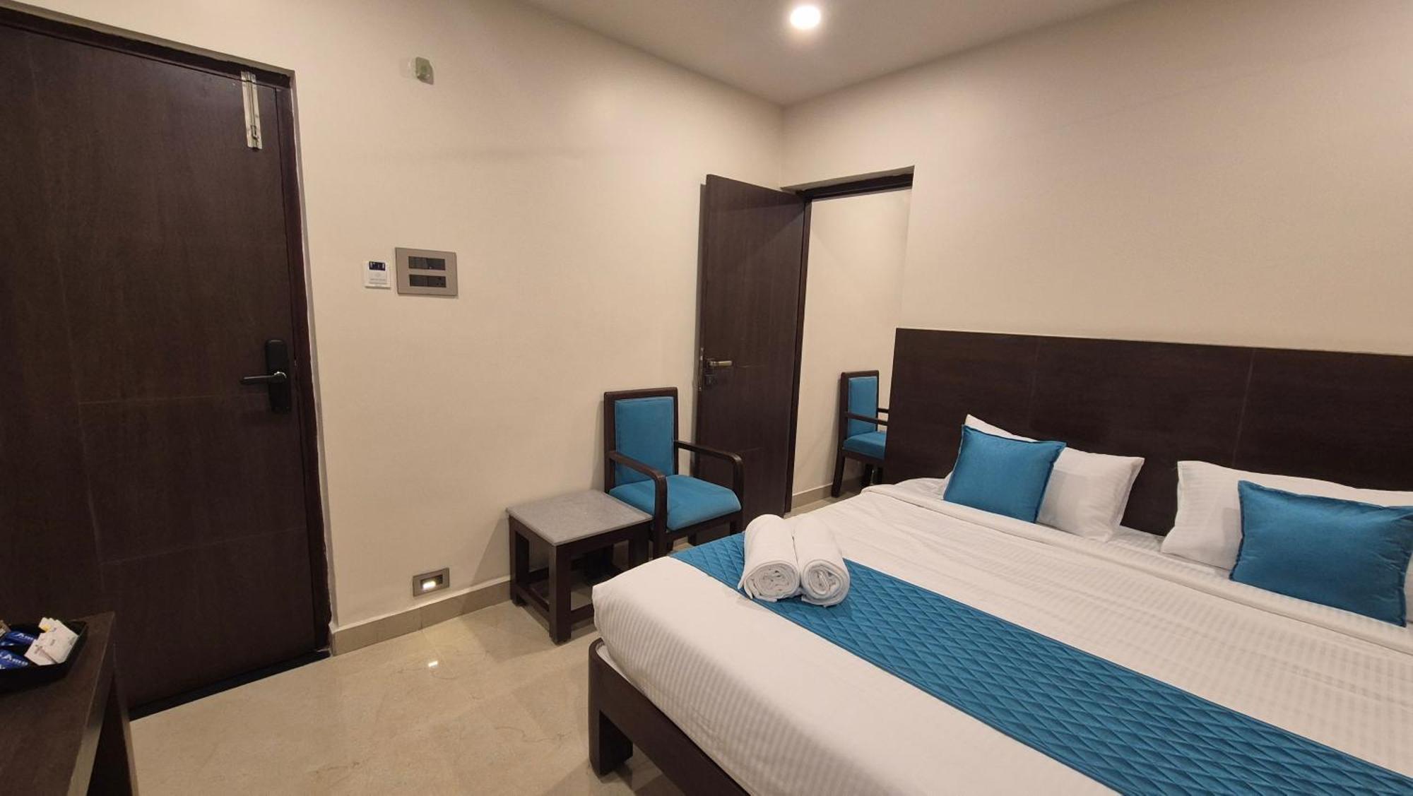 Hotel Janas ตีรูปาติ ภายนอก รูปภาพ