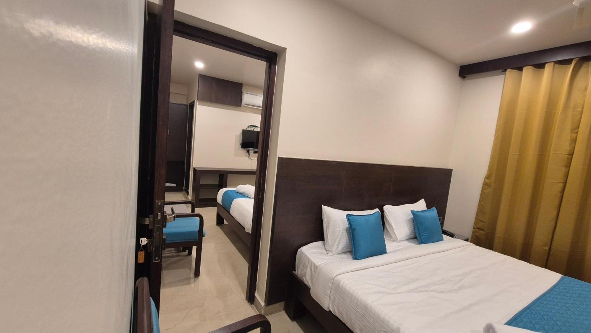 Hotel Janas ตีรูปาติ ภายนอก รูปภาพ