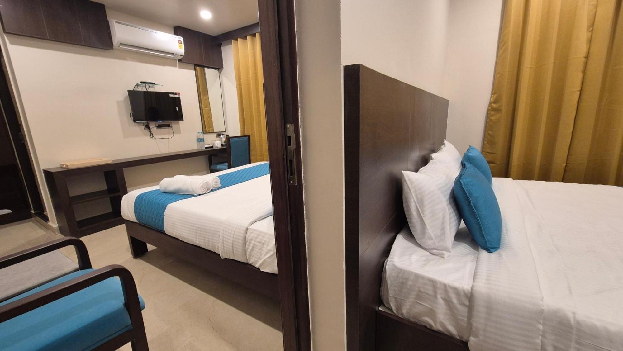 Hotel Janas ตีรูปาติ ภายนอก รูปภาพ