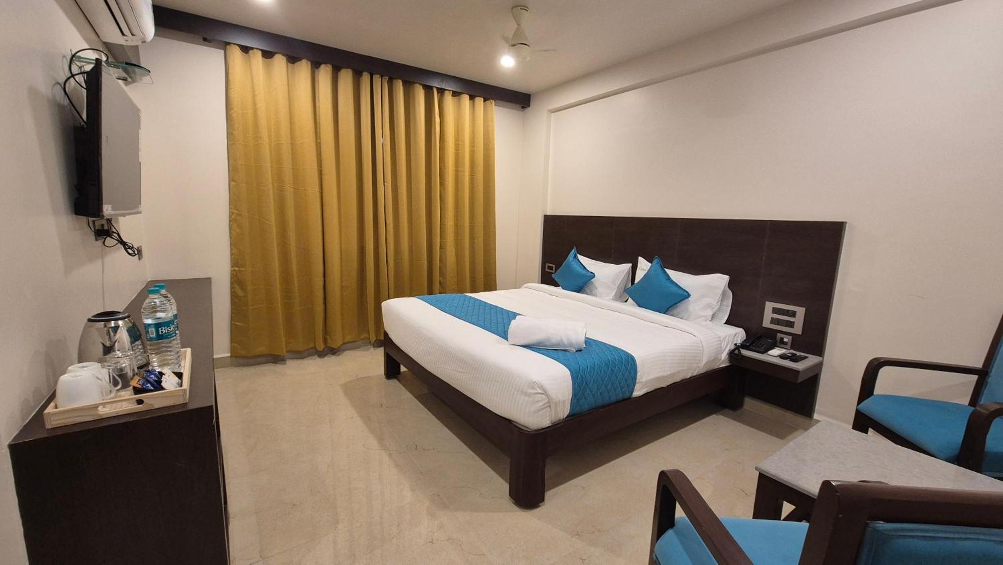 Hotel Janas ตีรูปาติ ภายนอก รูปภาพ
