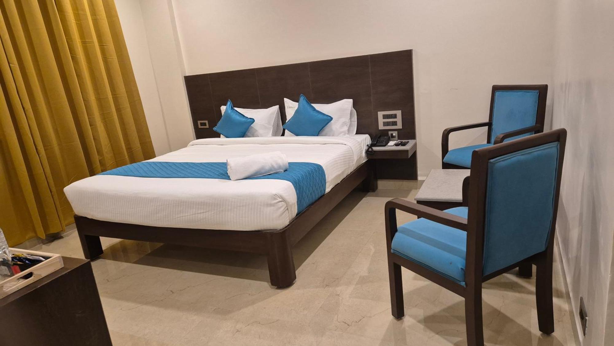 Hotel Janas ตีรูปาติ ภายนอก รูปภาพ