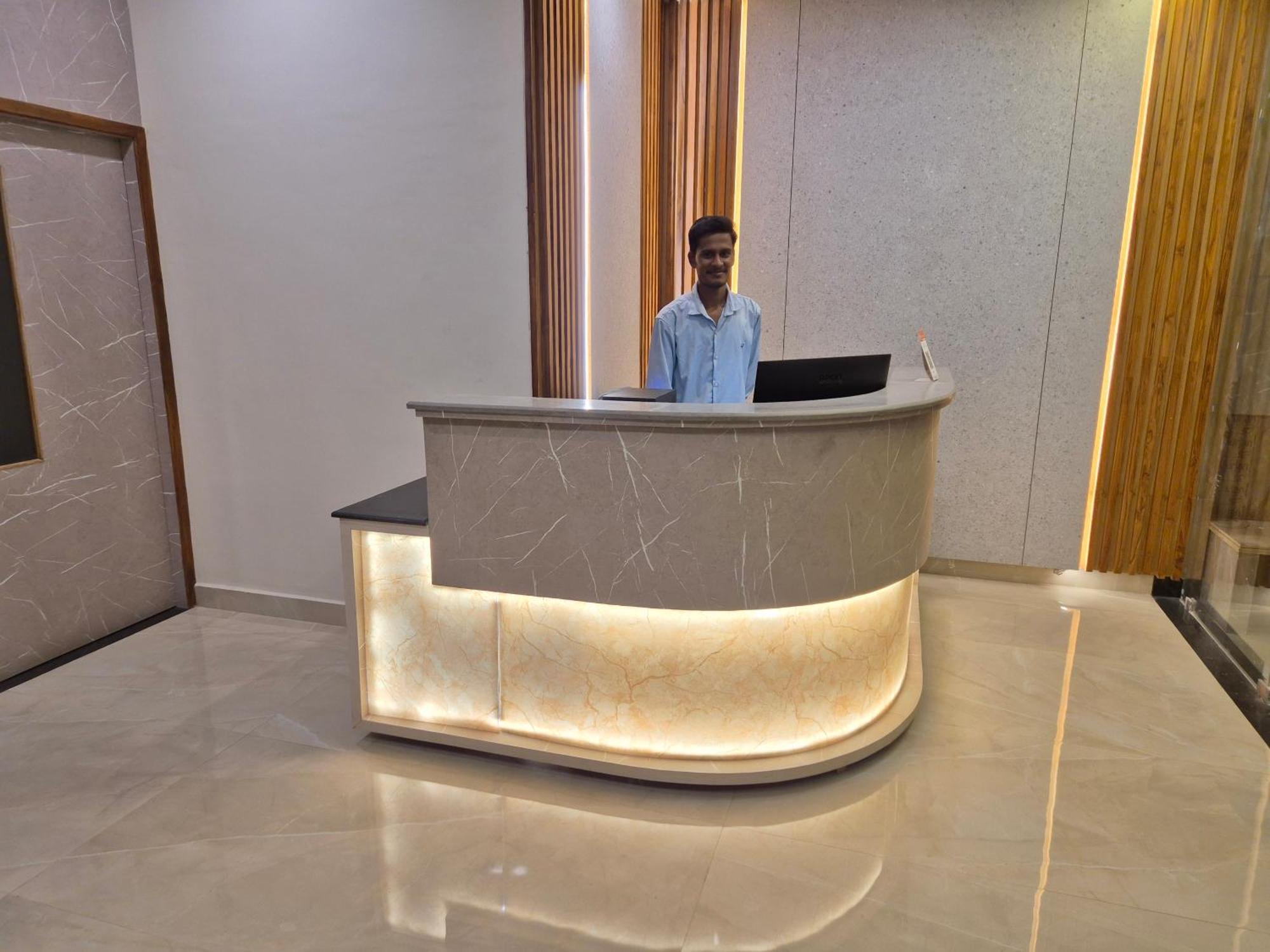 Hotel Janas ตีรูปาติ ภายนอก รูปภาพ