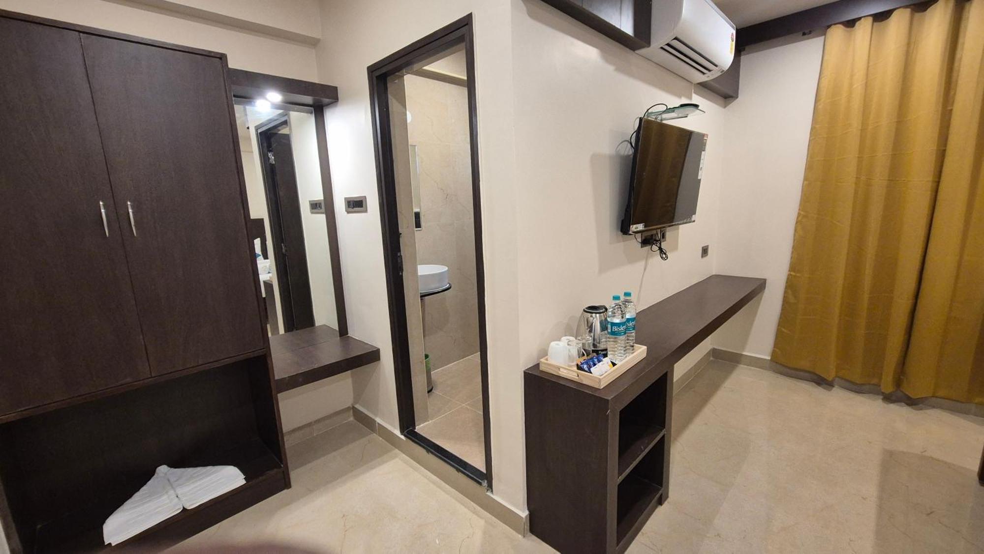 Hotel Janas ตีรูปาติ ภายนอก รูปภาพ
