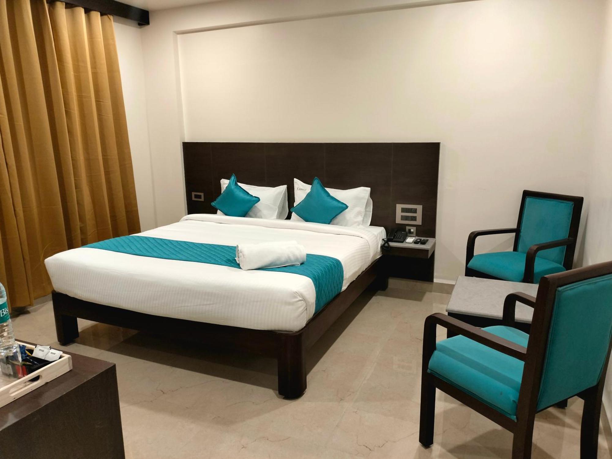 Hotel Janas ตีรูปาติ ภายนอก รูปภาพ