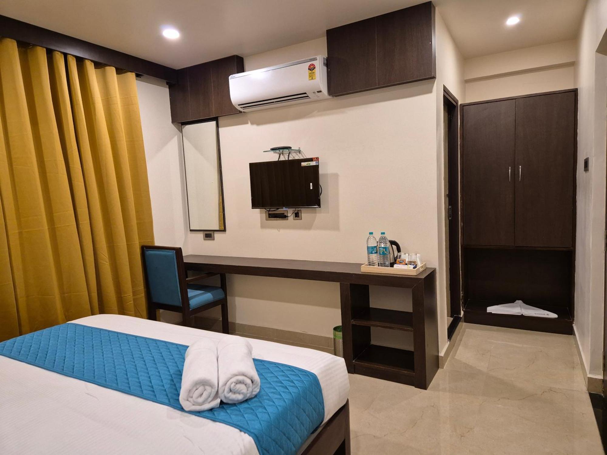 Hotel Janas ตีรูปาติ ภายนอก รูปภาพ
