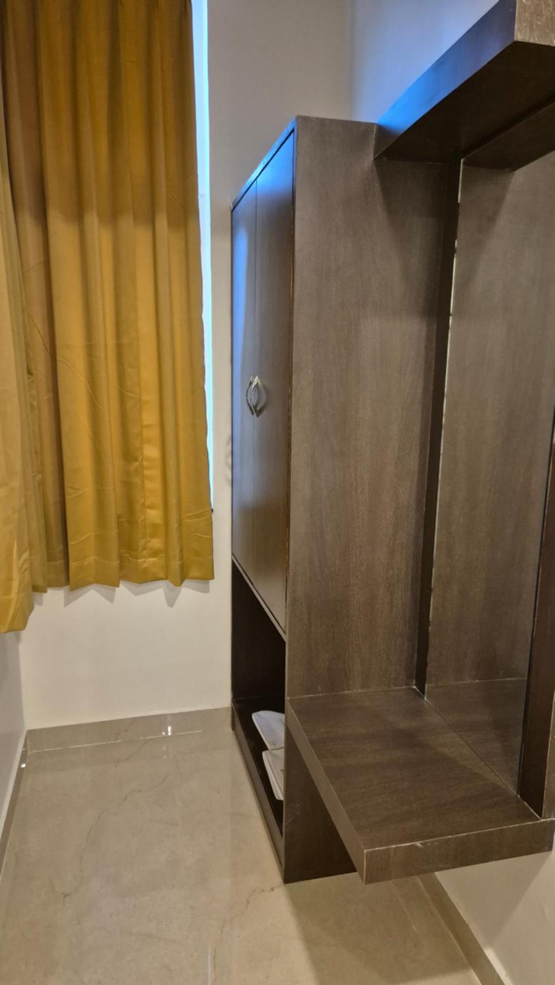 Hotel Janas ตีรูปาติ ภายนอก รูปภาพ
