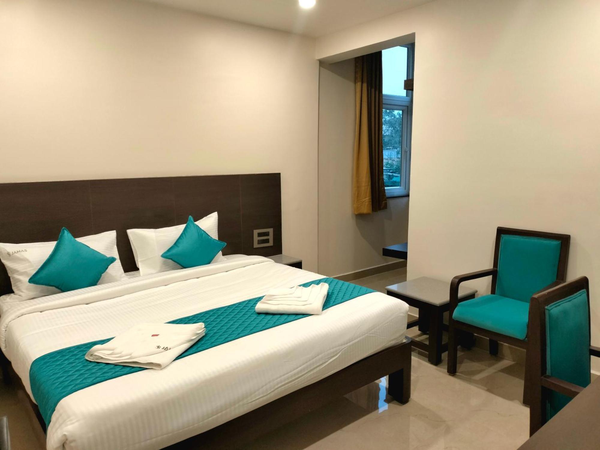 Hotel Janas ตีรูปาติ ภายนอก รูปภาพ