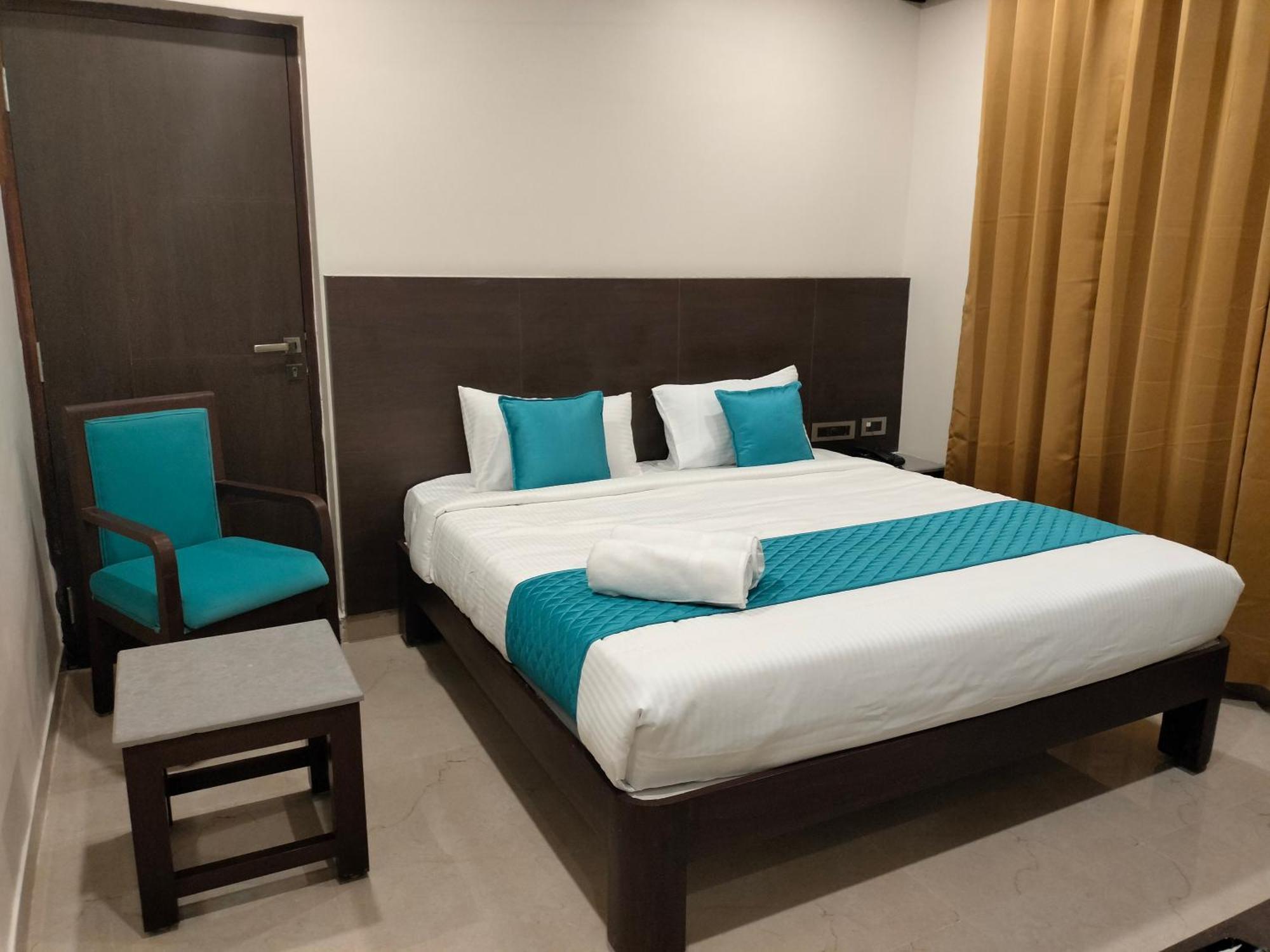 Hotel Janas ตีรูปาติ ภายนอก รูปภาพ