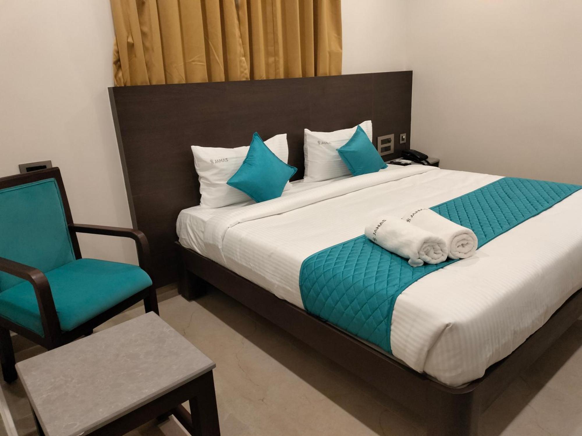 Hotel Janas ตีรูปาติ ภายนอก รูปภาพ
