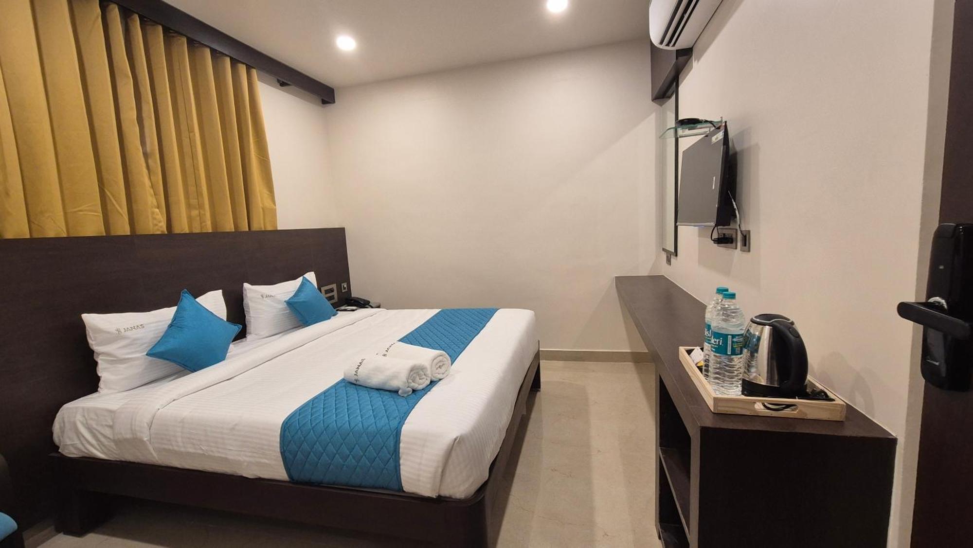 Hotel Janas ตีรูปาติ ภายนอก รูปภาพ