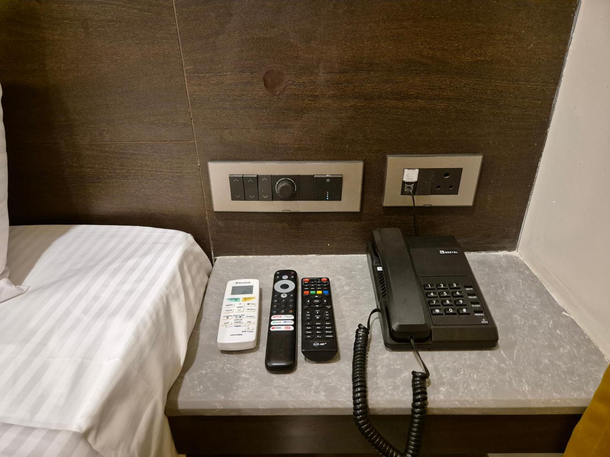 Hotel Janas ตีรูปาติ ภายนอก รูปภาพ